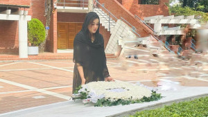 বঙ্গবন্ধুর সমাধিতে শ্রদ্ধা জানিয়ে মাহির নির্বাচনী কার্যক্রম শুরু