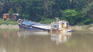 ভৈরব নদে ডুবে যাওয়া  জাহাজের কয়লা  উদ্ধার শুরু