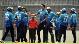 তারকা নিয়ে হিতে বিপরীত আবাহনীর