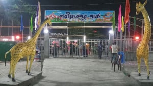 পাঁচ শিশুকে কান  ধরে দাঁড় করিয়ে  রাখলেন ইউএনও