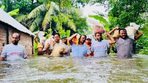 বন্যায় ক্ষতিগ্রস্তদের মাঝে স্বেচ্ছাসেবক দলের ত্রাণ বিতরণ
