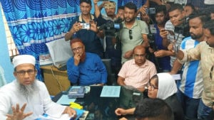 ফরিদপুরে ছাত্রদের তোপে পালালেন সিভিল সার্জন