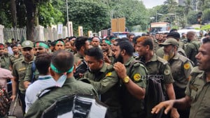 রাস্তায় ব্যারিকেড দিয়ে আনসার সদস্যদের আন্দোলন, তীব্র ভোগান্তি