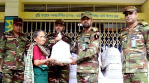 মানিকছড়িতে সেনাবাহিনীর শুকনো খাবার ও ত্রাণ সামগ্রী বিতরণ