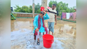 দুধ দিয়ে গোসল করে দল ছাড়‌লেন আ.লীগ নেতা