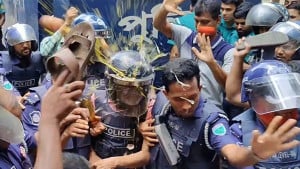 আদালতে সাবেক বিচারপতি মানিকের ওপর ডিম ও জুতা নিক্ষেপ