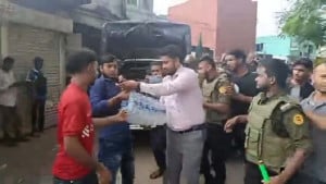 ফরিদপুরে আন্দোলনকারী শিক্ষার্থীদের পানি পান করালেন ইউএনও