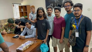 রাস্তায় পড়ে থাকা ১৮ লাখ টাকা থানায় জমা দিলেন শিক্ষার্থীরা