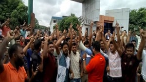 স্বাধীন পুলিশ কমিশনসহ ১১ দফা দাবিতে বিক্ষোভ চলছে শরীয়তপুরে