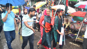 গায়ে জাতীয় পতাকা জড়িয়ে রাস্তায় বিএনপি নেতা মিনুর স্ত্রী 