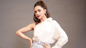একটি সাদা শার্ট দিয়ে ৫টি স্টাইল করবেন যেভাবে