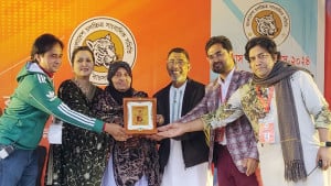 অভিনেত্রী আনোয়ারাকে সম্মাননা জানাল বাচসাস পরিবার