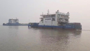 কুয়াশায় দৌলতদিয়া-পাটুরিয়ায় ফেরি চলাচল বন্ধ