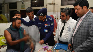আন্দোলনে আহতদের দেখতে হাসপাতালে আইজিপি