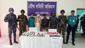 যৌথ অভিযানে অস্ত্রসহ ‘চিংড়ি পলাশ’ গ্রেপ্তার