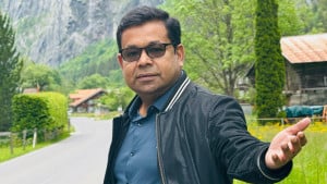 অঞ্জনাকে নিয়ে ফিরছেন মনির খান