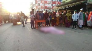 ট্রাকচাপায় প্রাণ গেল অটোরিকশার যাত্রী মোমেনার