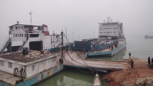 ঘন কুয়াশায় পাটুরিয়া-দৌলতদিয়া নৌরুটে ফেরি চলাচল বন্ধ
