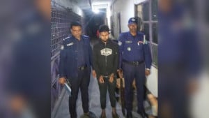 ছেলেকে হত্যা করে পুলিশের কাছে বাবা