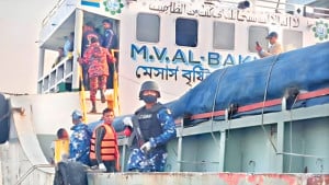 সারবাহী জাহাজে কুপিয়ে ও গলা কেটে সাতজনকে হত্যা