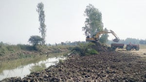 খালের বাঁধ কেটে মাটি বিক্রি যুবদল নেতার