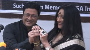 নৌকা উপহার দিয়ে ঋতুপর্ণাকে রাজনীতিতে ডাকলেন ফেরদৌস
