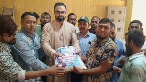 পল্লবীর বস্তিতে অগ্নিকাণ্ডে ক্ষতিগ্রস্তদের পাশে বিএনপি নেতা আমিনুল