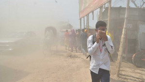 ঢাকার ‘গলা চেপে ধরেছে’ বায়ু দূষণ