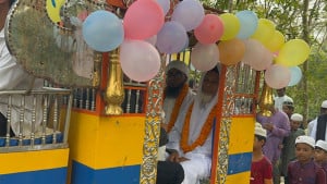 ৩৫ বছর ইমামতির পর ঘোড়ার গাড়িতে রাজকীয় বিদায়