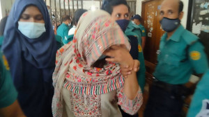 মডেল মৌকে আদালতে আত্মসমর্পণের নির্দেশ