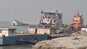 পাটুরিয়া-দৌলতদিয়া ও আরিচা-কাজীরহাটে নৌ চলাচল স্বাভাবিক 