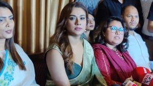 নির্মাতাকে চড় মারার প্রশ্নে নায়িকা বললেন, ‘কিছু না কিছু’ ঘটেছে