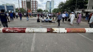 মহাখালী রেলক্রসিংয়ে শিক্ষার্থীদের অবরোধ