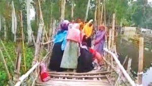 ঝুঁকিপূর্ণ  সাঁকোয় সন্তান প্রসব