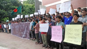 উচ্চ আদালতের দিকে তাকিয়ে সবাই