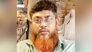 শ্রমে-ঘামে সন্তানদের উচ্চশিক্ষা, সুখ দেখা হলো না কুরমানের