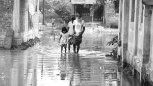 পানি নিষ্কাশনের পথ বন্ধ, জলাবদ্ধতার কবলে পাঁচ গ্রামের মানুষ
