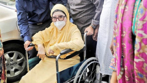 খালেদা জিয়ার বিদেশে চিকিৎসার দাবি সাবেক ১৬৬ আমলার