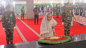 ৬ দফা দিবসে বঙ্গবন্ধুর প্রতিকৃতিতে প্রধানমন্ত্রীর শ্রদ্ধা