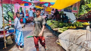 চারদিকে থৈ থৈ পানি, সেতুর ওপর বাজার