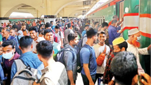 ঠিক সময়ে ছাড়ছে না ট্রেন, বৃষ্টিতে সড়কে ভোগান্তি