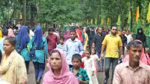 রাজধানীর বিনোদন কেন্দ্রগুলোতে উপচেপড়া ভিড়