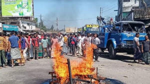 পুলিশের রেকারের চাপায় রিকশাচালক নিহত, মহাসড়ক অবরোধ