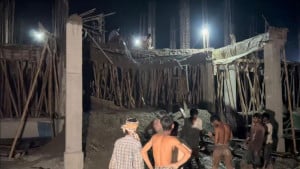 রাঙ্গাবালী স্বাস্থ্য কমপ্লেক্সে ঢালাইয়ের সময় ধসে পড়ল ছাদ