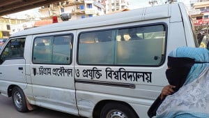 রোগী ফেলে যাত্রী নিয়ে ছুটল চুয়েটের অ্যাম্বুলেন্স