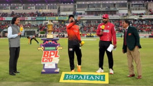 ফাইনালের মহারণে টসে জিতে বোলিংয়ে বরিশাল