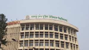 উপাচার্য সমর্থকদের মারধর করে ক্যাম্পাস ছাড়া