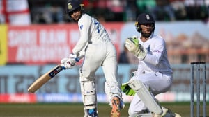 ইংলিশদের ধসিয়ে ভারতের ঝড় 