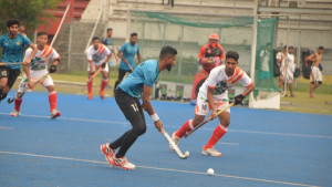 ঘাসের মাঠে খেলে টার্ফে হাবুডুবু!