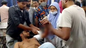 আদালত চত্বরে যুবককে কুপিয়ে জখম, দেশীয় অস্ত্রসহ আটক ৫